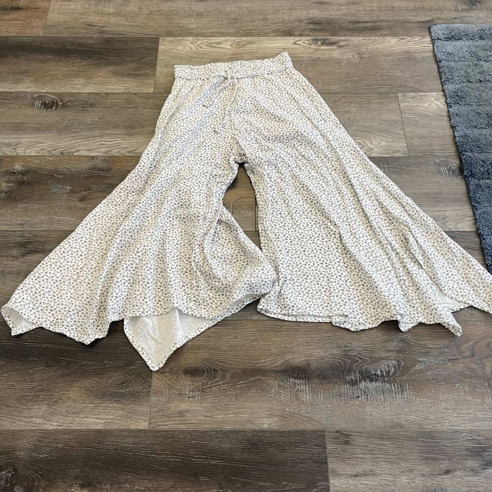 Tyger Lotus Women's white with black flowers Wide Leg Pants EUC size P